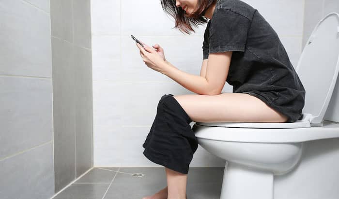 Por qué no debes llevar tu teléfono al baño… ¿Sabes lo malo que es para tu salud?