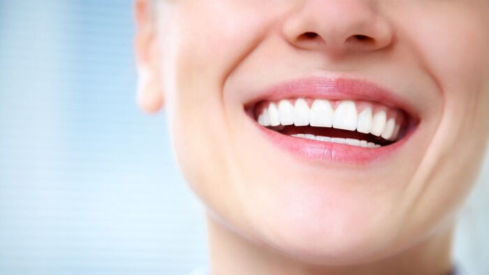Las 10 mejores formas naturales de eliminar las manchas de sarro en tus dientes.